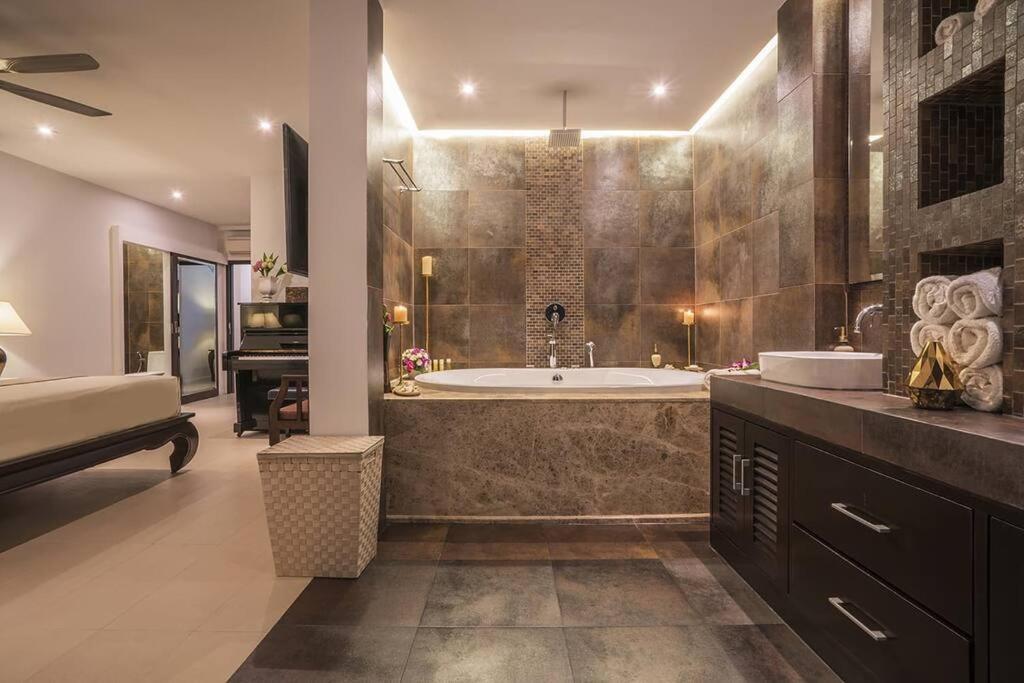 Villa Nirvana - Beachfront Tropical Chic 4Br Haven In Cape Panwa, Phuket Ban Makham Esterno foto